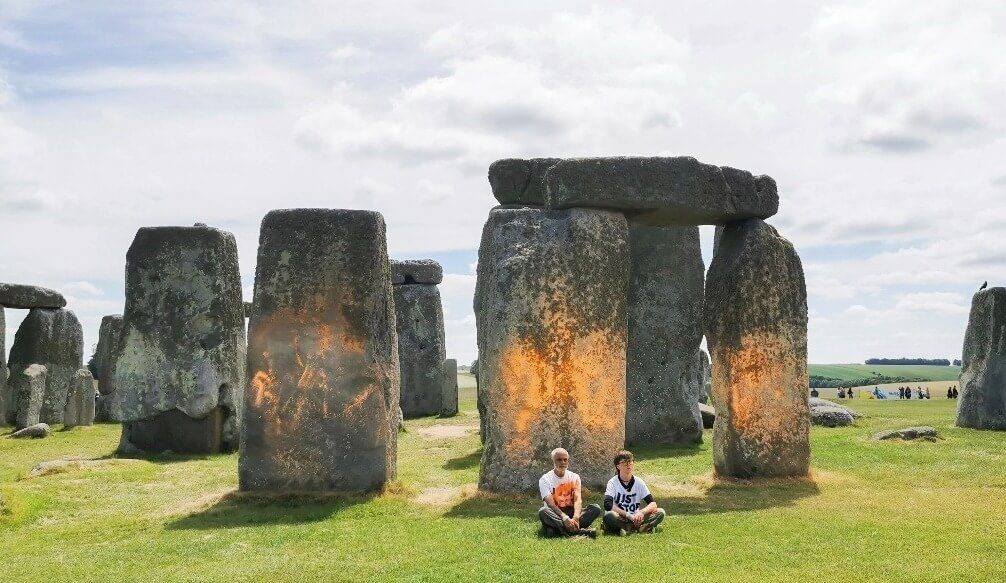 Activistas climáticos rocían Stonehenge con pintura para exigir acciones contra la crisis climática