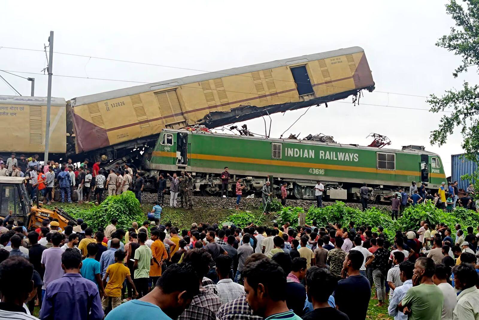Choque de trenes en India deja al menos 15 muertos y decenas de heridos