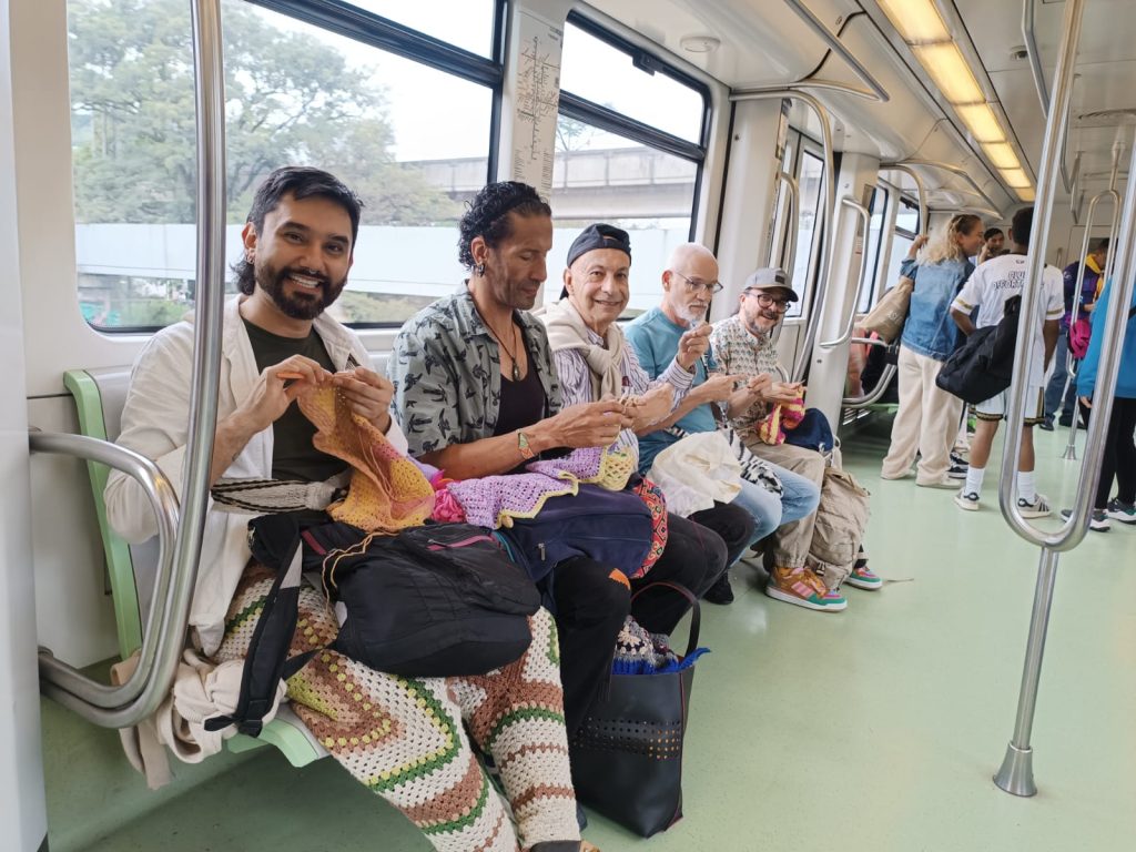 Hombres tejiendo en el Metro de Medellín rompiendo estereotipos