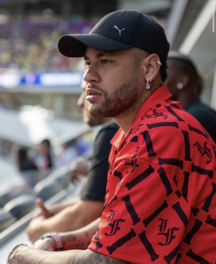 Neymar compra camisetas en un semáforo a vendedor colombiano