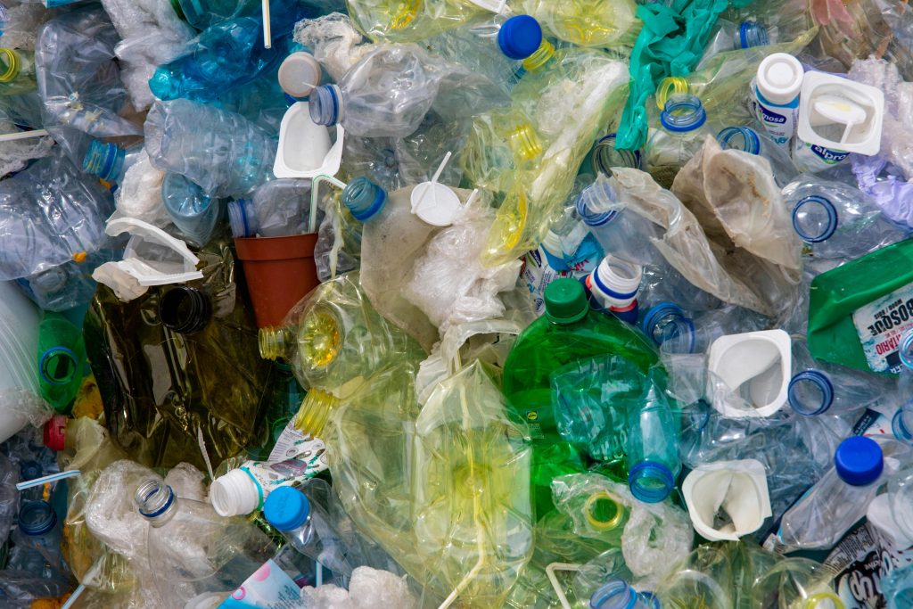 De acuerdo con la WWF, En Colombia, se generan anualmente alrededor de 700.500 toneladas de envases y empaques plásticos, y solo el 30 % es reciclado en nuevos empaques.