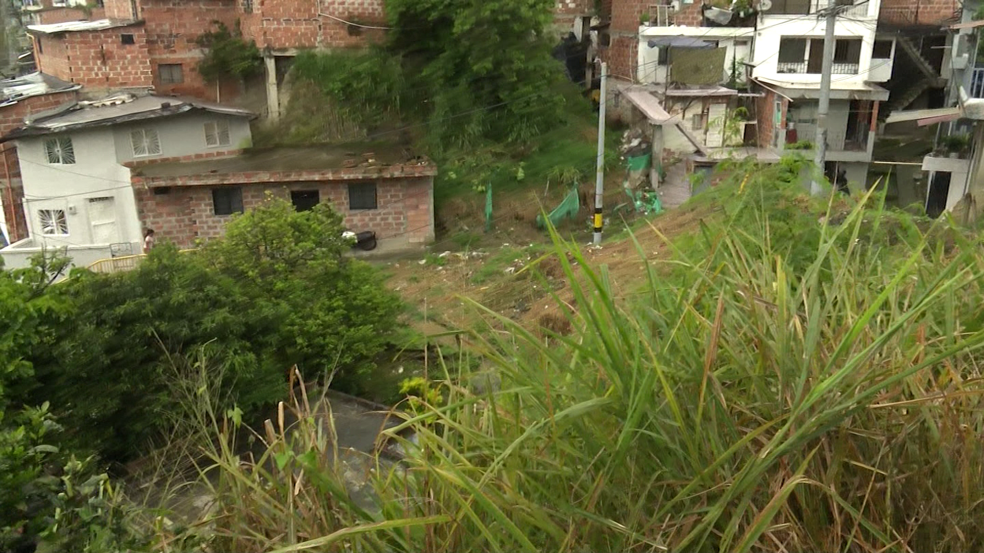 Temen deslizamientos en barrio de Medellín