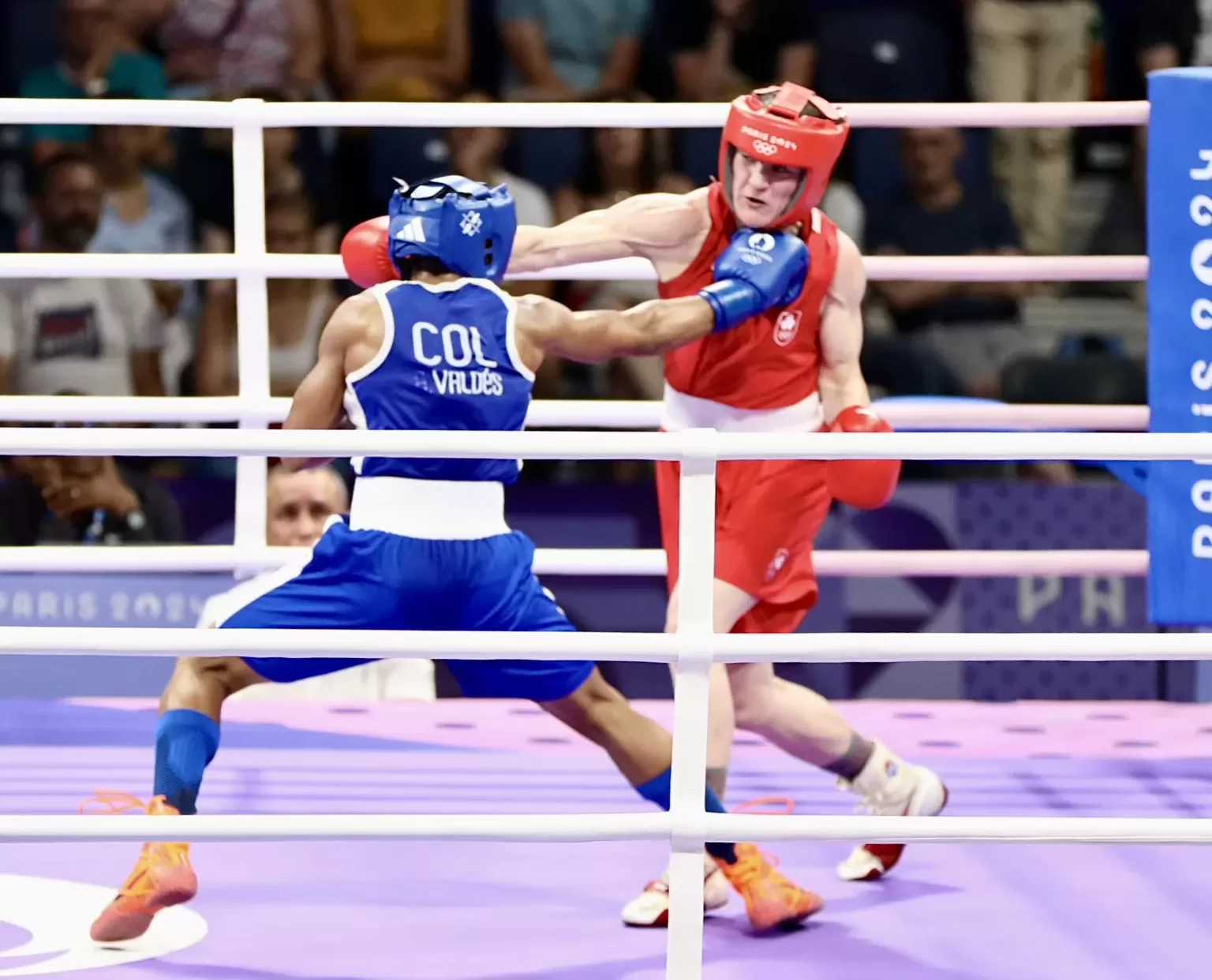 Combate de Angie Valdés frente a Kellie Harrington. La irlandesa se quedó con los tres rounds y avanzó a semifinales. La colombiana recibió diploma olímpico. Foto tomada del Comité Olímpico Colombiano.