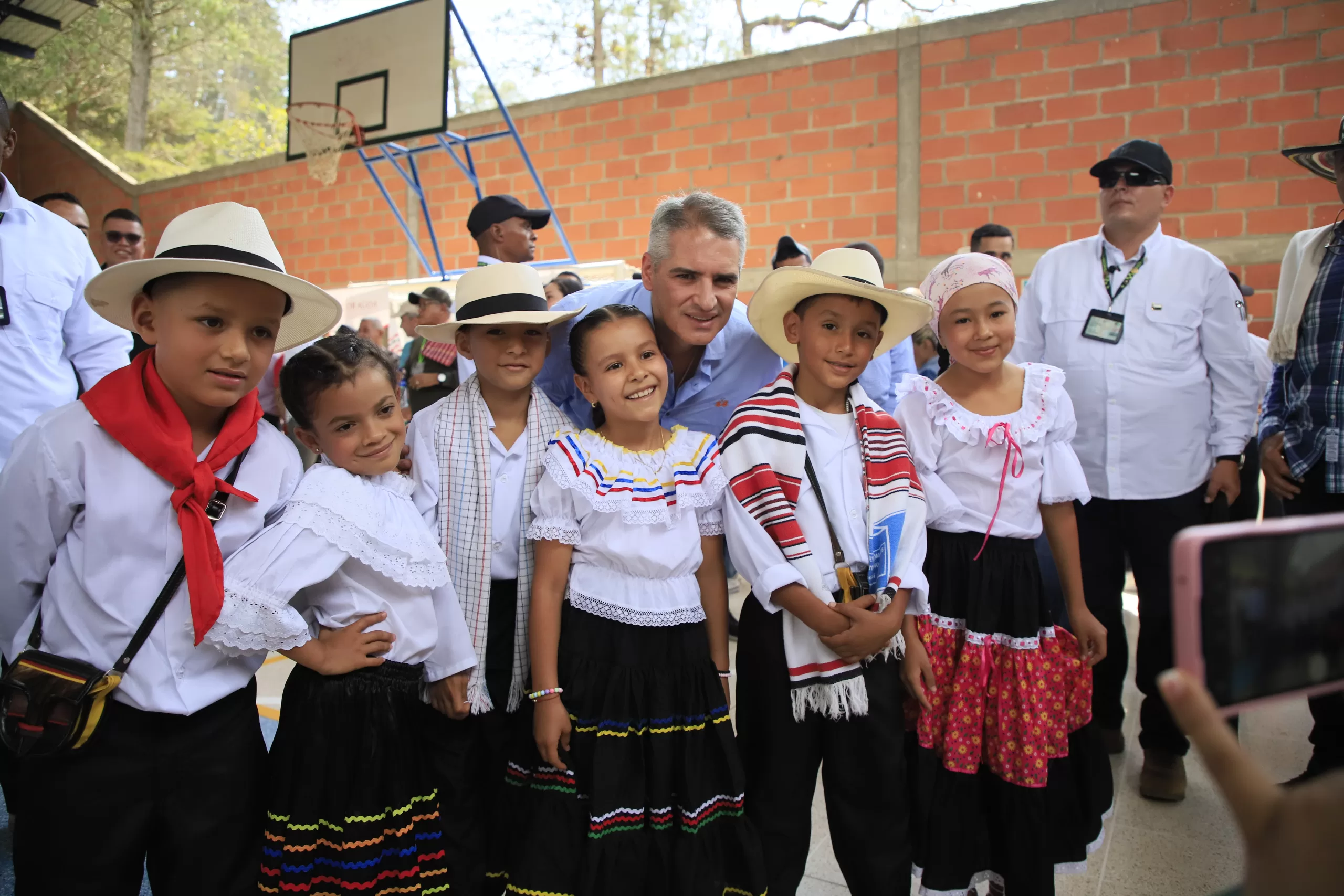 Gobernador de Antioquia recibe reconocimiento por promoción del derecho al juego
