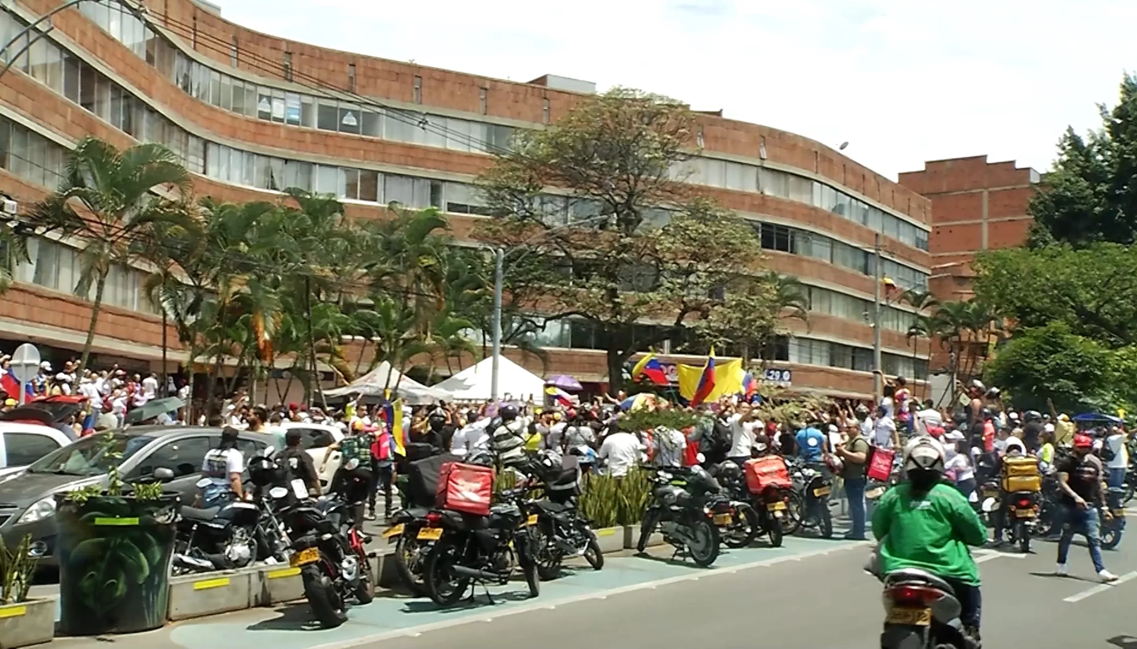 Pese a que solo 497 venezolanos están habilitados para votar en Medellín, cientos se congregaron en el consulado para ejercer su derecho y apoyar a sus compatriotas.
