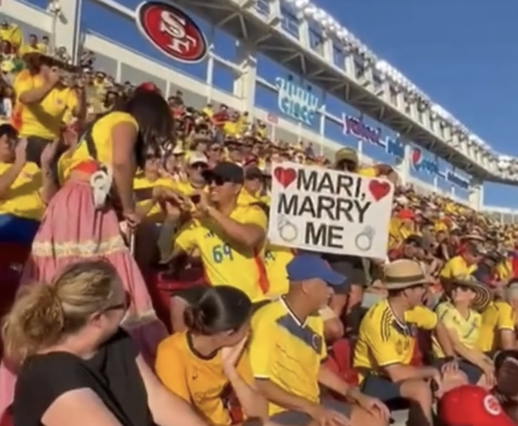¡Un amor de telenovela! Pareja barranquillera se compromete en pleno partido de la Copa América