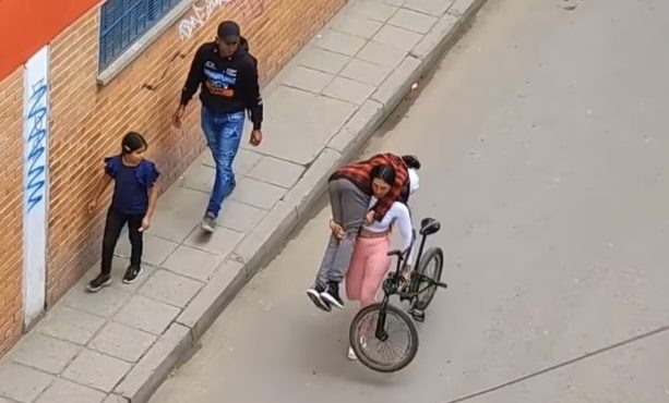 Este video ha estado circulando en redes sociales por lo sorprende que es, una mujer cargando a su pareja en aparente estado de embriaguez, al mismo tiempo que alza una bicicleta.