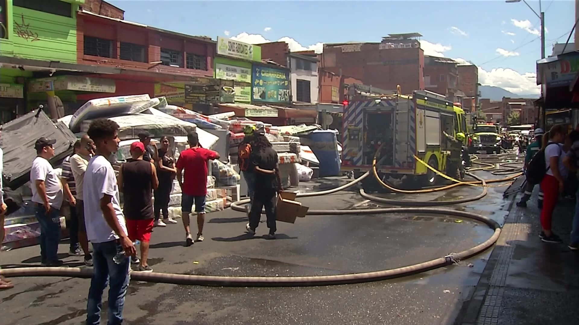 Incendio deja cuatro bomberos lesionados en el Centro de Medellín