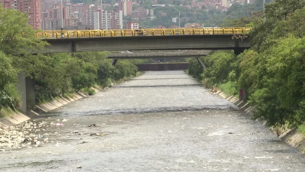 Van 22 cuerpos sacados del río Medellín