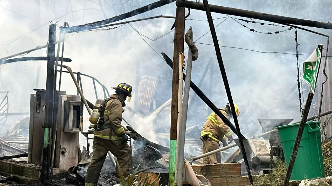 Incendio en bodega de reciclaje en San Cristóbal es controlado sin víctimas