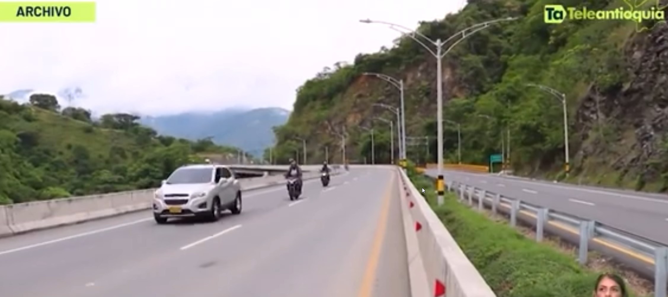 Deslizamientos bloquean vías en Antioquia