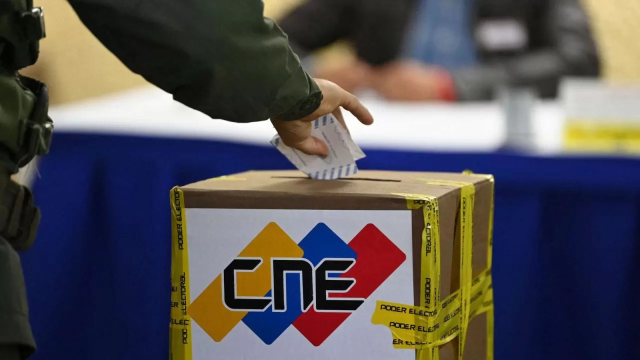 Millones de venezolanos acuden a las urnas en una jornada electoral que podría cambiar el destino del país.