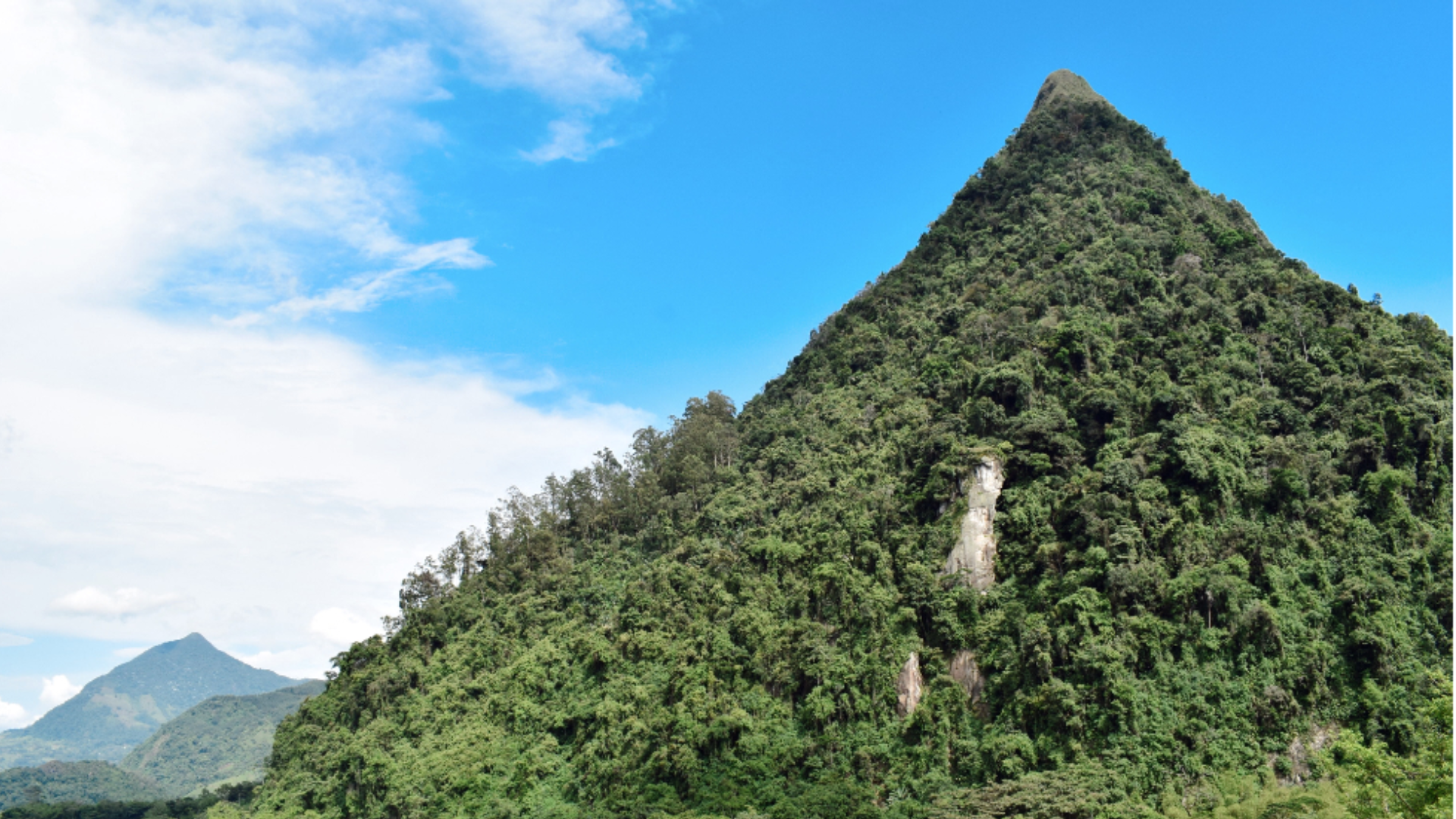 En el corazón de Antioquia, Colombia, se alza majestuoso un tesoro natural que ha cautivado a locales y extranjeros: el Cerro Tusa. Con sus casi 2.000 metros de altura y su forma piramidal, este coloso natural se ha ganado el título de la pirámide natural más alta del mundo.