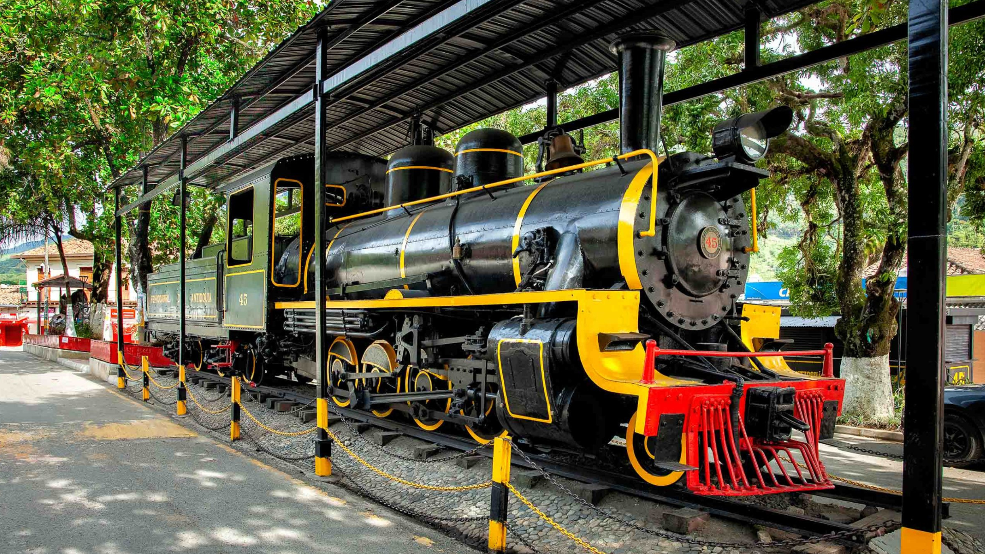 El monumento al Ferrocarril de Antioquia es uno de los atractivos turísticos de este municipio. Es un espacio propicio para tomar buenas fotos y mostrar la riqueza turística de Antioquia. Foto: Antioquia es Mágica 