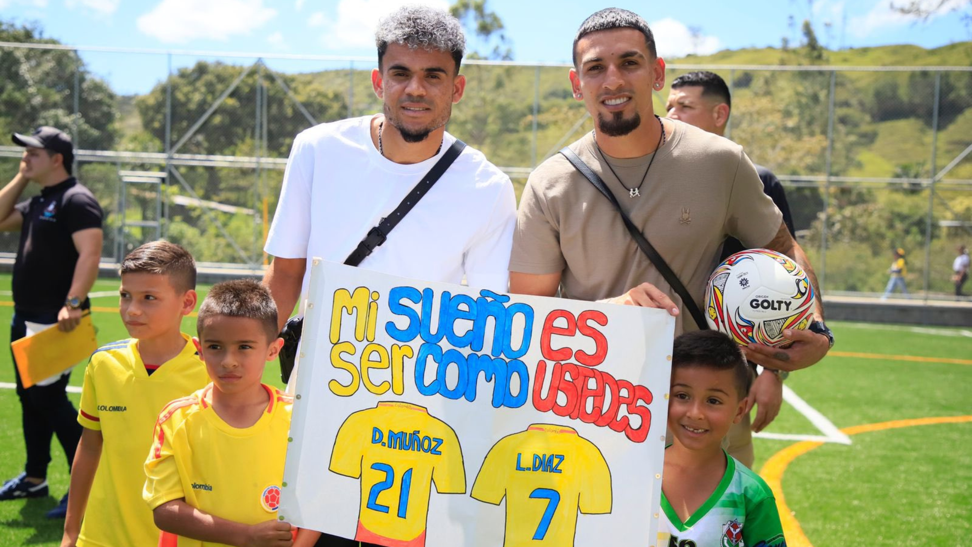 La visita de los deportistas emocionó a toda la comunidad Foto: Indeportes Antioquia