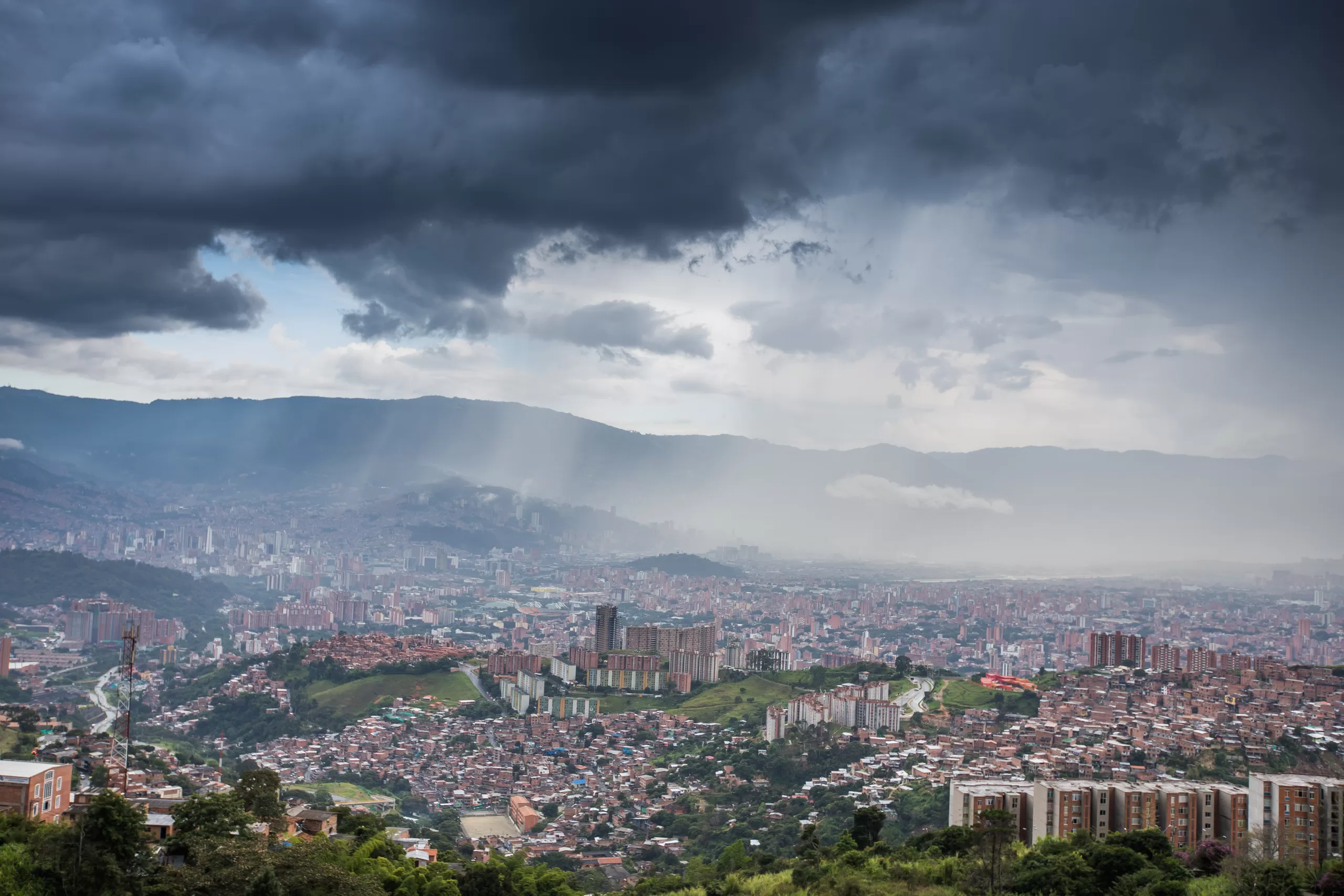 Fuertes lluvias y vendaval generaron daños en Medellín y Envigado