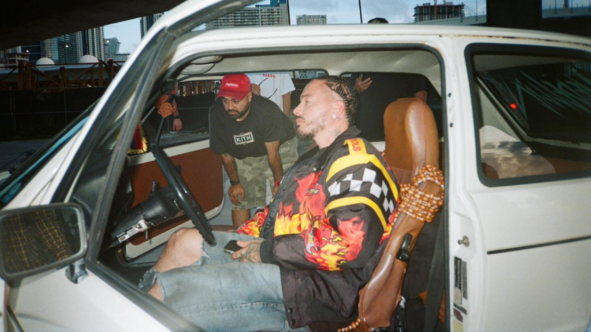 El hijo pródigo vuelve a casa: J Balvin llegó a Medellín y así lo recibieron