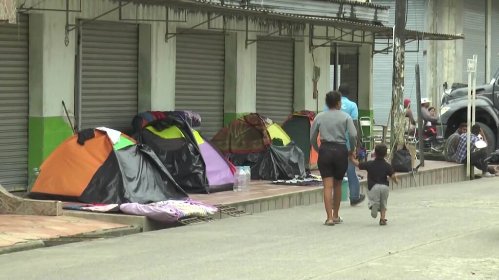 Las calles, sobre todo las más comerciales, se están llenando de migrantes en condición de mendicidad. Por esta razón, la Alcaldía de Turbo adelanta operativos para recuperar los pasos peatonales que están inundados con carpas y desechos. En una de esas acciones, un funcionario fue atacado por un migrante.Marla Indira Fadul, secretaria de Gobierno del Distrito de Turbo informó que: “Fue cortado en su brazo por un migrante con un objeto cortopunzante y le causó una lesión. El hecho es materia de investigación”.
Tras este caso, se realizó un consejo de seguridad regional, donde secretarios de gobierno de los municipios del eje bananero, manifestaron su preocupación, pues viene aumentando la mendicidad en las localidades.

“Se ubican algunos en los parques, en los D1, donde están los ‘ara’, cerca del Éxito, y esto de alguna manera, genera una afectación a la seguridad y tranquilidad ciudadana”, señaló Edison Lizcano, secretario de Gobierno de Carepa.

El uso de menores para la mendicidad infantil viene en aumento y reclama más atención, advirtió la secretaria de Gobierno de Chigorodó, Luz Elena Asprilla: “Nuestro municipio no tenía ese tipo de problemáticas en cuanto habitantes de calle y se ha incrementado por esa misma situación”.

En las conclusiones del consejo de seguridad, se declaró que se realizarán operativos en contra de la explotación infantil, mientras que en Chigorodó se creará una mesa migratoria.

Según datos de la Defensoría del Pueblo, unos 350 migrantes permanecen varados en esta localidad, en estado de mendicidad. 
