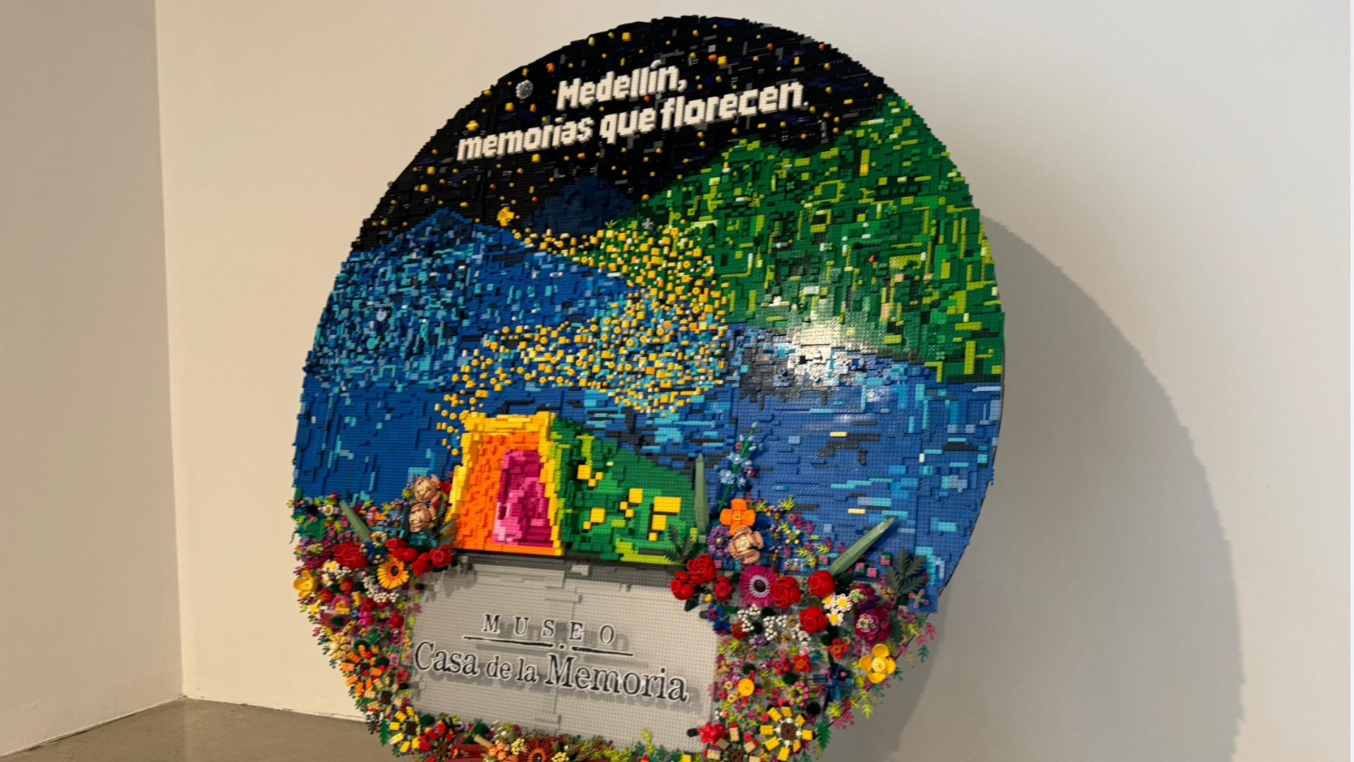Silleta de 15.000 fichas de Lego: Reflexión sobre la paz en Medellín