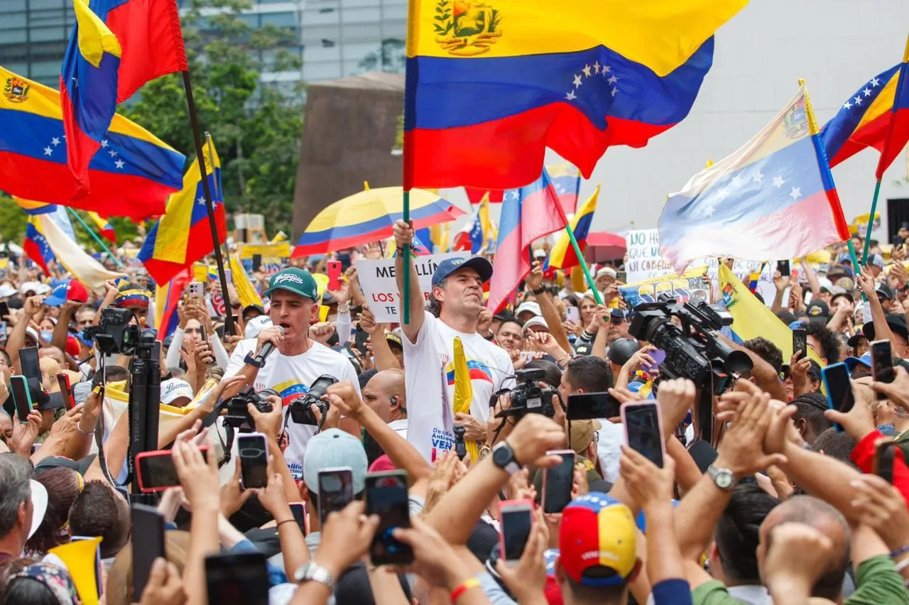 Gran concentración en Medellín en apoyo al pueblo venezolano y contra el régimen de Maduro