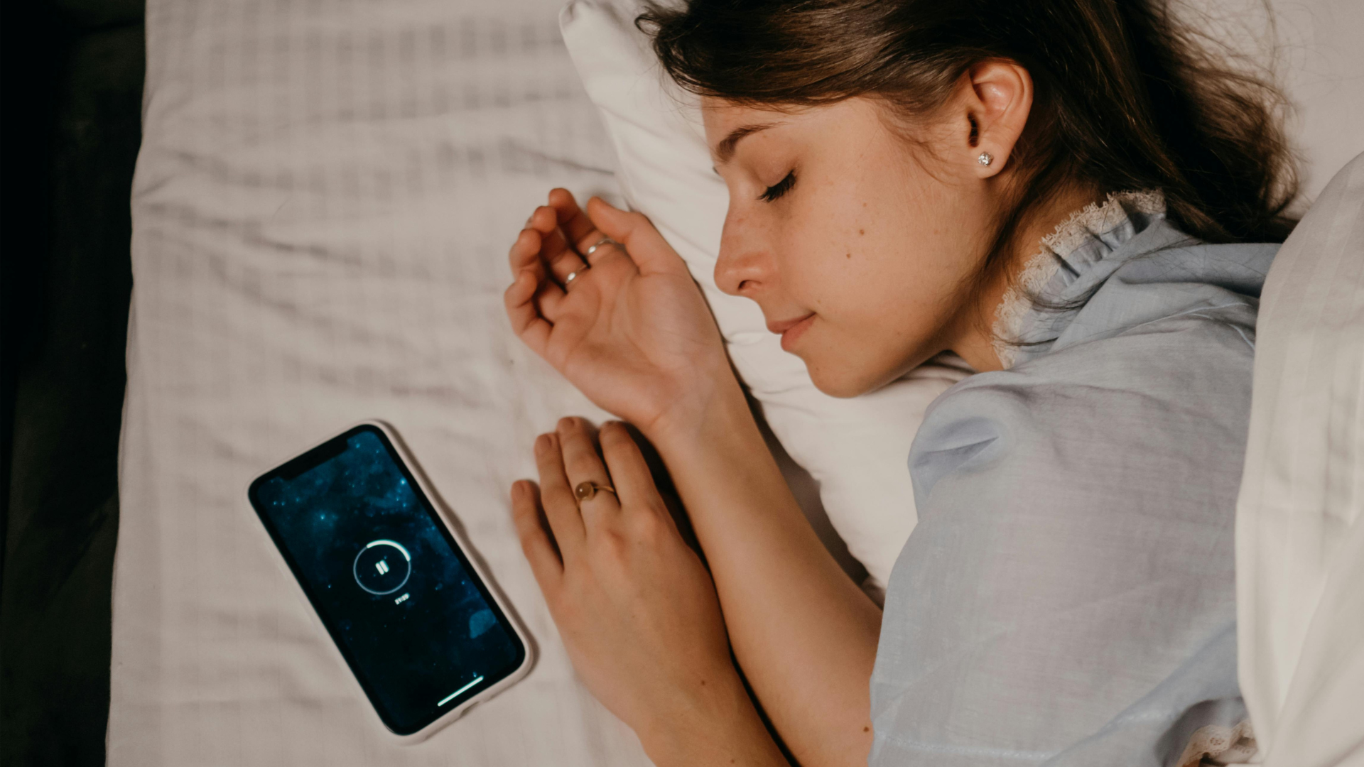 ¿También duermes con el celular bajo la almohada? Estos son los riesgos de esta mala costumbre