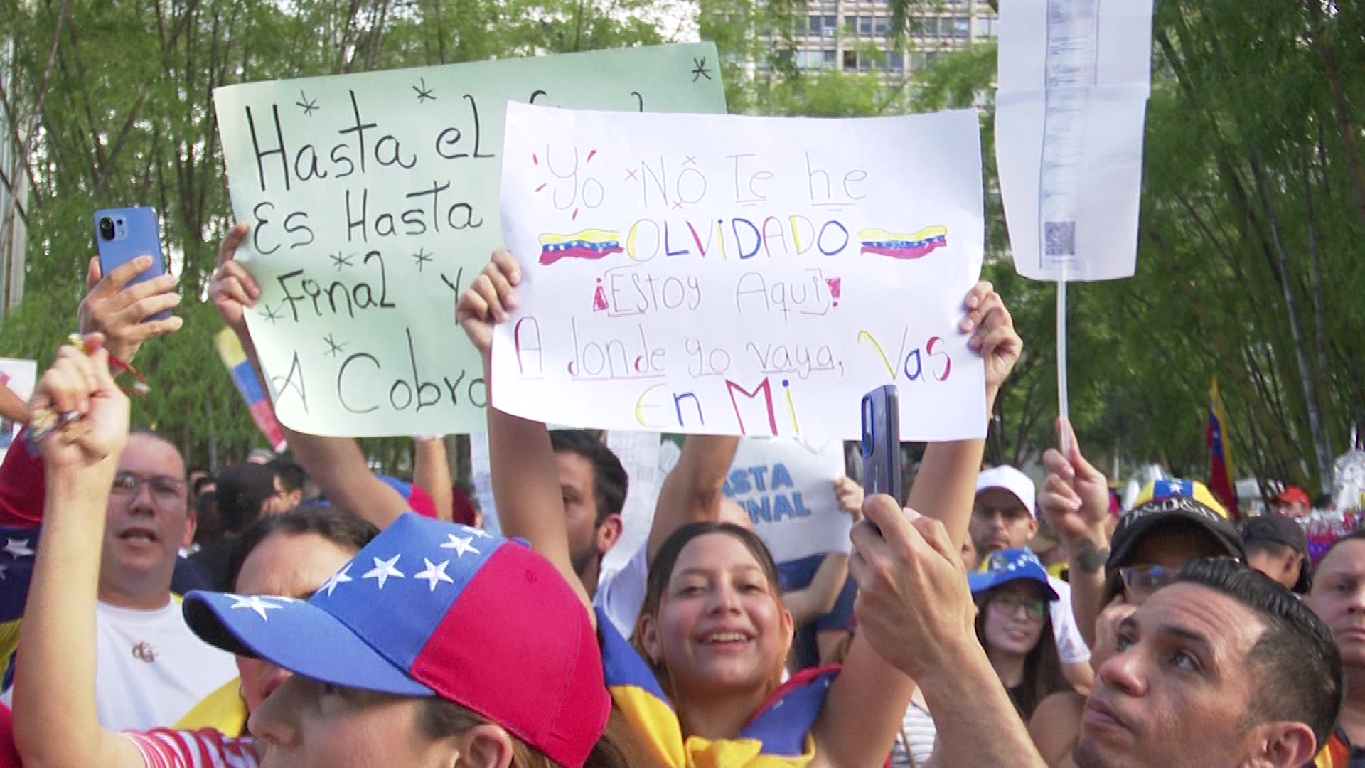 Marcha de venezolanos en Medellín en apoyo a la oposición de su país