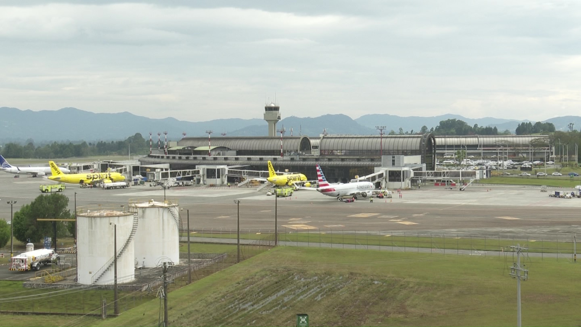 Investigarán a aerolíneas por cancelar vuelos