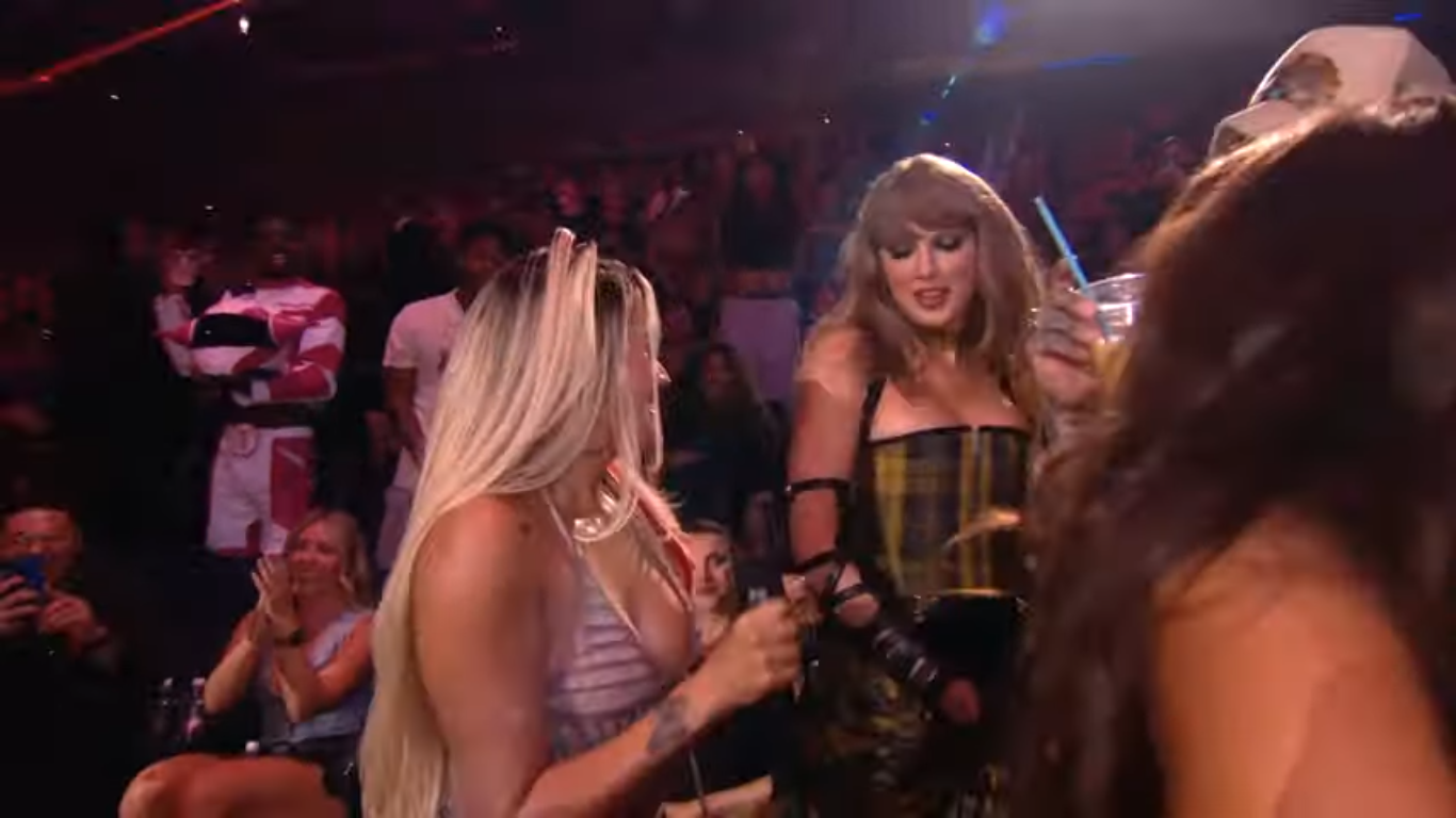 Karol G y Taylor Swift gozaron al ritmo del merengue en los VMAS