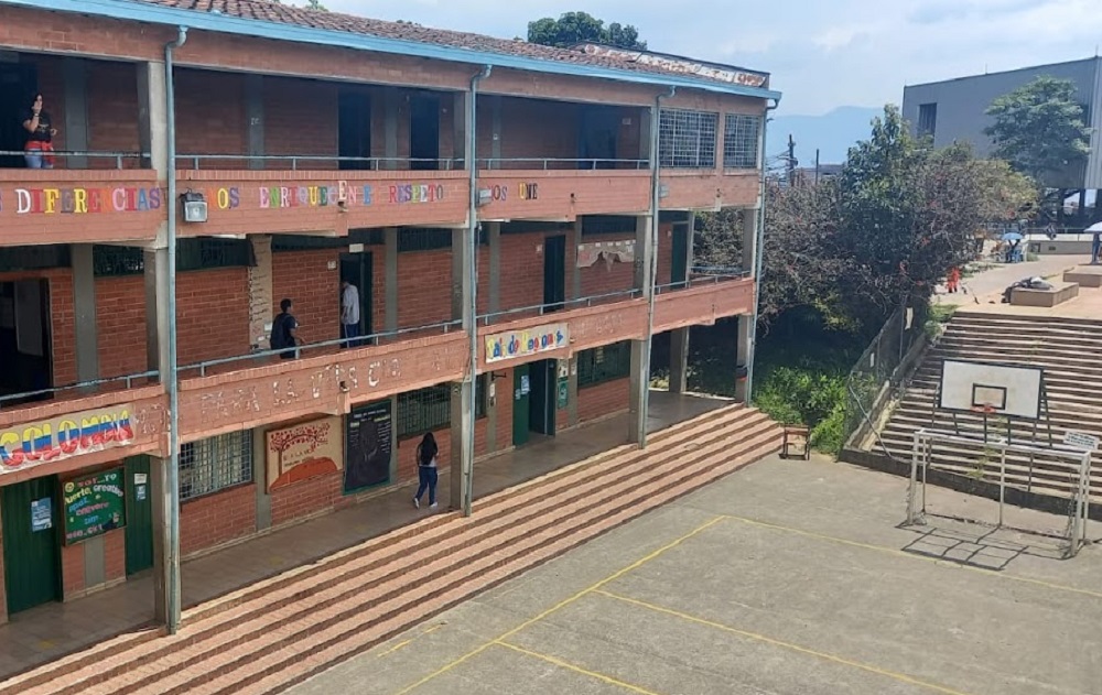 Niña cayó al vacío desde colegio de Medellín, esto fue lo que sucedió