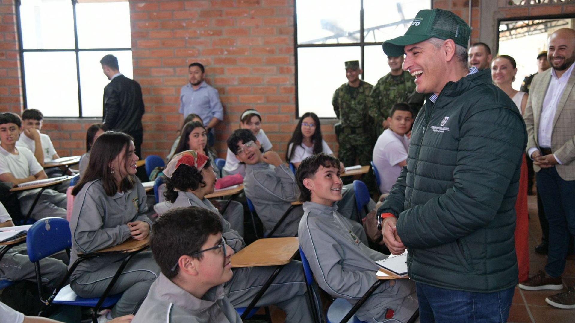 La colaboración comunitaria no solo refuerza la seguridad escolar, sino que también representa un esfuerzo colectivo significativo para enfrentar los desafíos de seguridad y convivencia en las instituciones educativas. Foto cortesía de  la Gobernación de Antioquia. 
