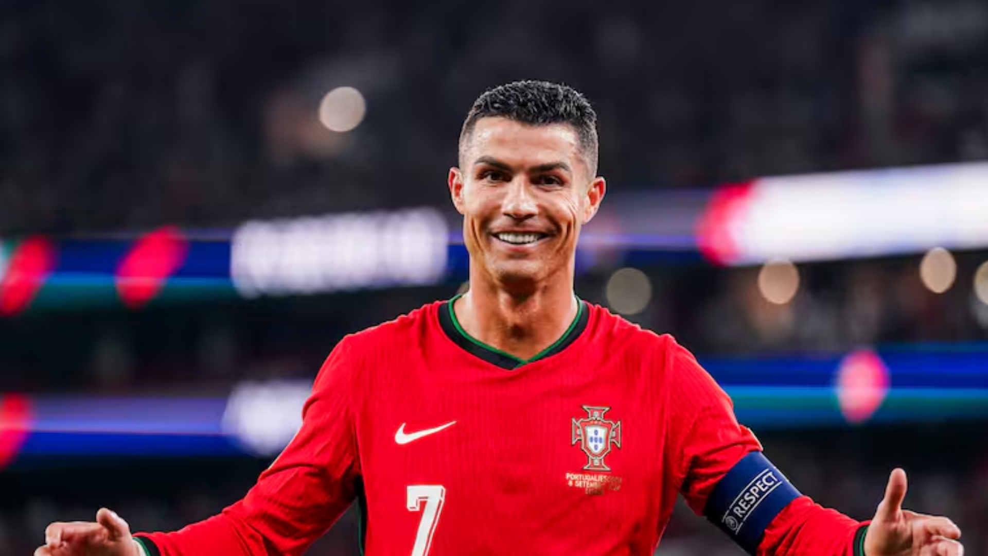 Cristiano Ronaldo dos Santos Aveiro, nacido el 5 de febrero de 1985 en Funchal, Madeira, es un destacado futbolista portugués que se desempeña como extremo izquierdo o delantero. Actualmente, milita en el Al-Nassr F. C. de la Liga Profesional Saudí. Foto tomada de wdeportes.com