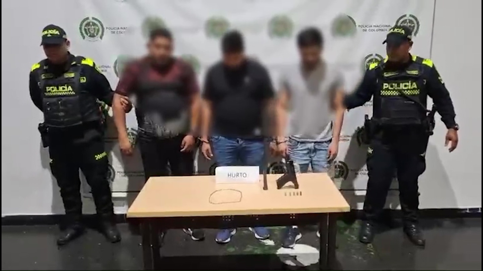 Capturan 3 hombres por robar cadena de oro en Medellín