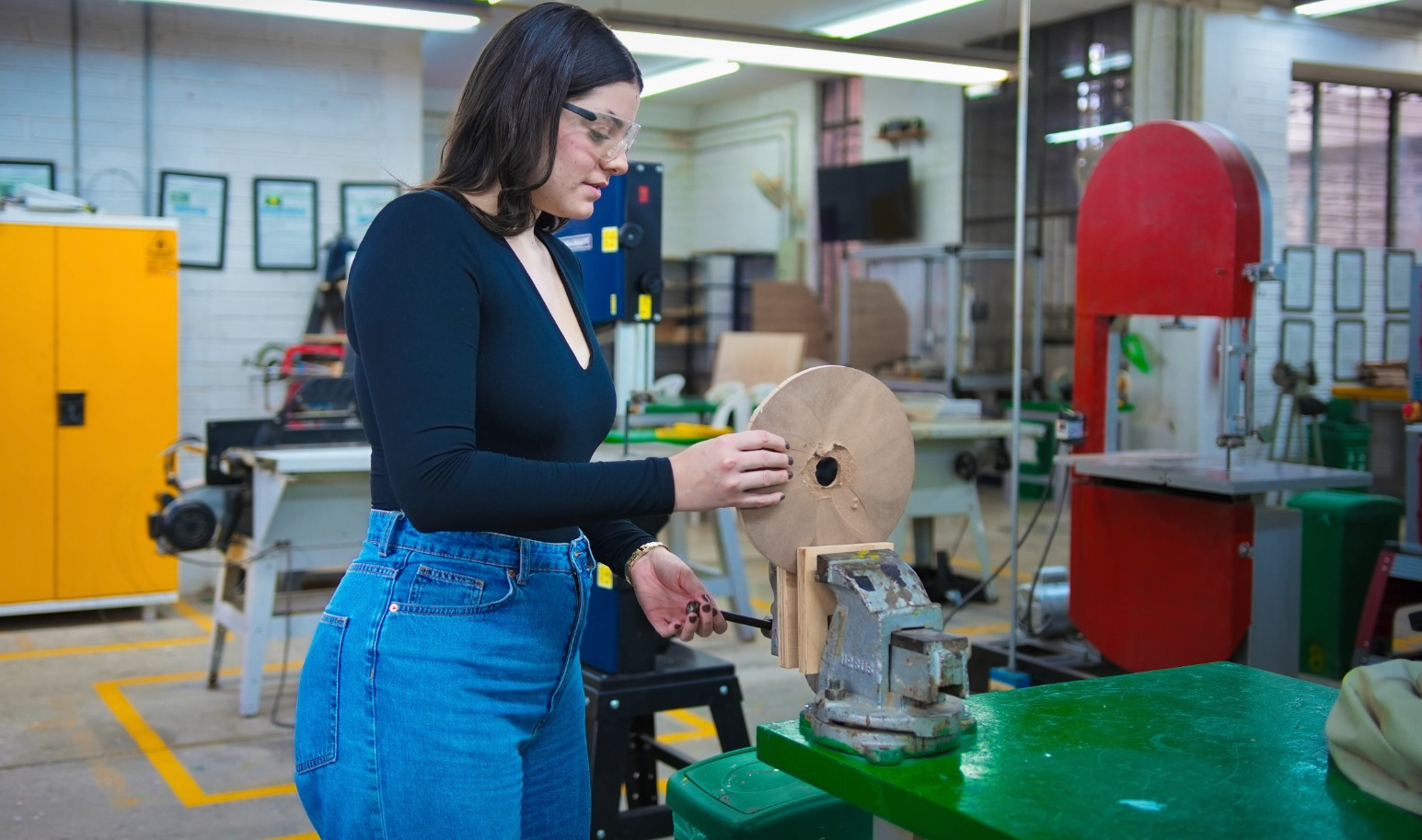 ¿Planea estudiar en el 2025? Estas son las becas que ofrece Medellín