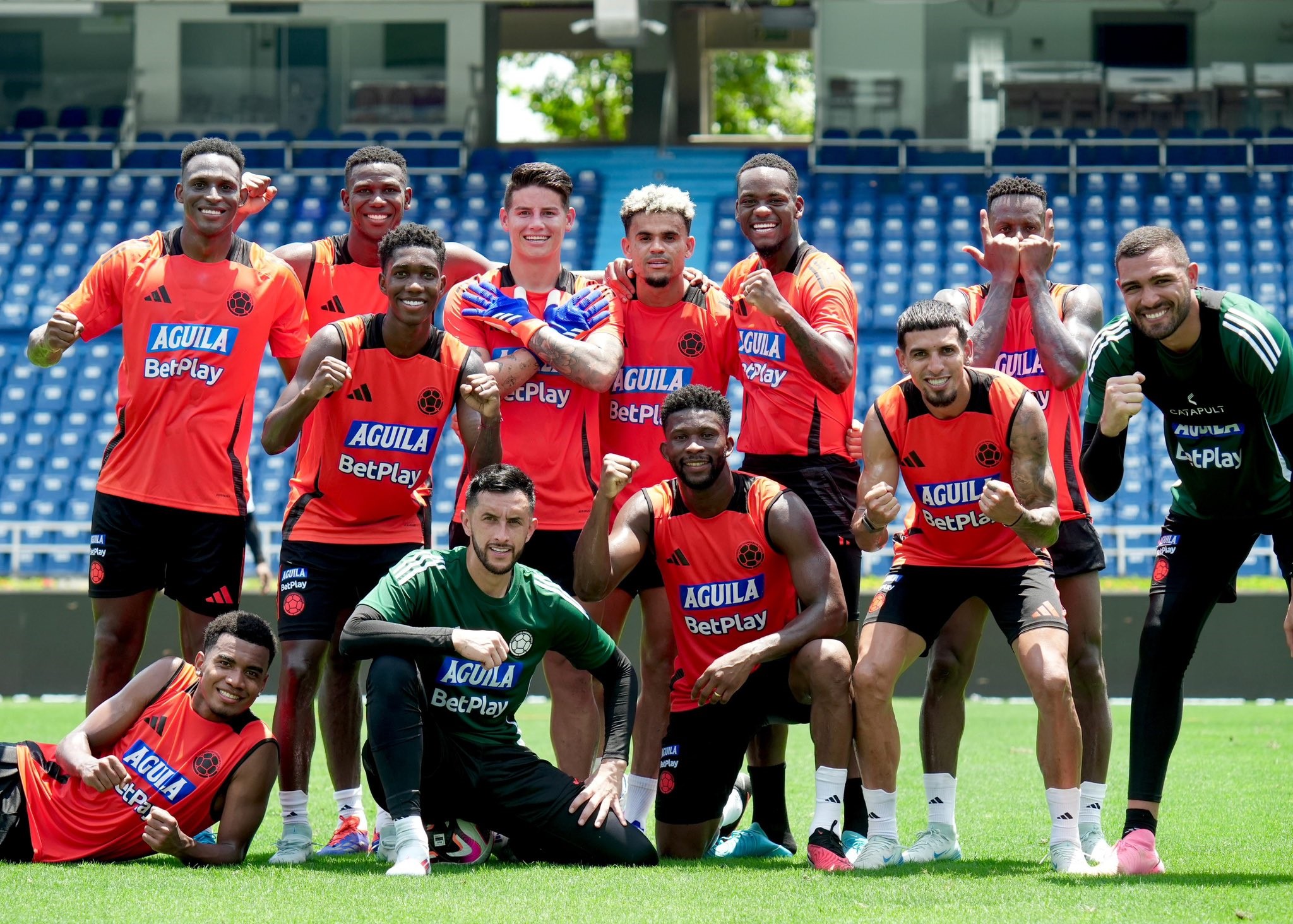 Colombia, con 16 puntos, es segunda en la tabla de posiciones de las Eliminatorias Sudamericanas, que lidera Argentina con dos unidades más. Cortesía foto: @FCFSeleccionCol 