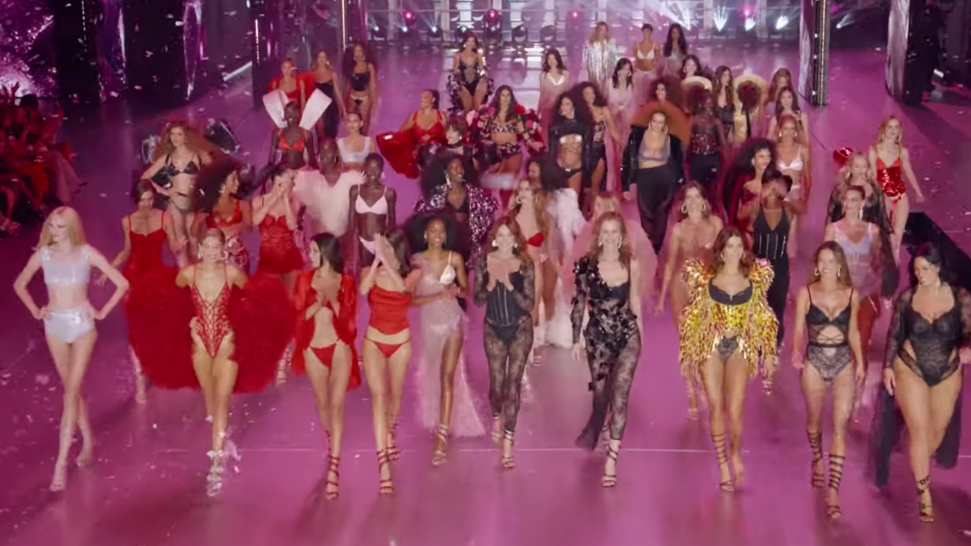 En imágenes: los espectaculares momentos del regreso de Victoria’s Secret