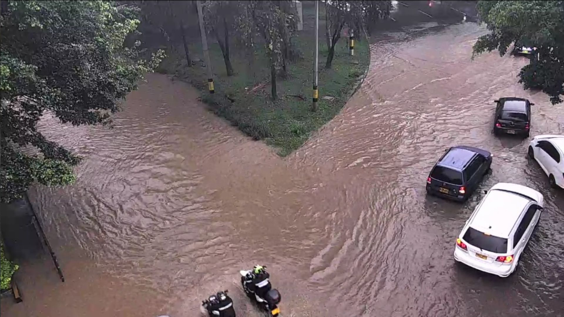 Videos: Fuertes lluvias en el Valle de Aburrá causaron inundaciones y caos vehicular