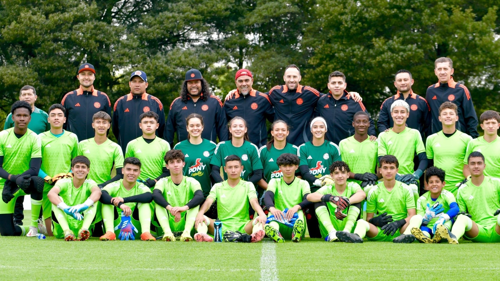 El proyecto que arrancó en Bogotá, inicialmente recorrerá tres ciudades (Barranquilla, Medellín y Cali), para luego ir a otras regiones del país. Cortesía foto: @FCFSeleccionCol 