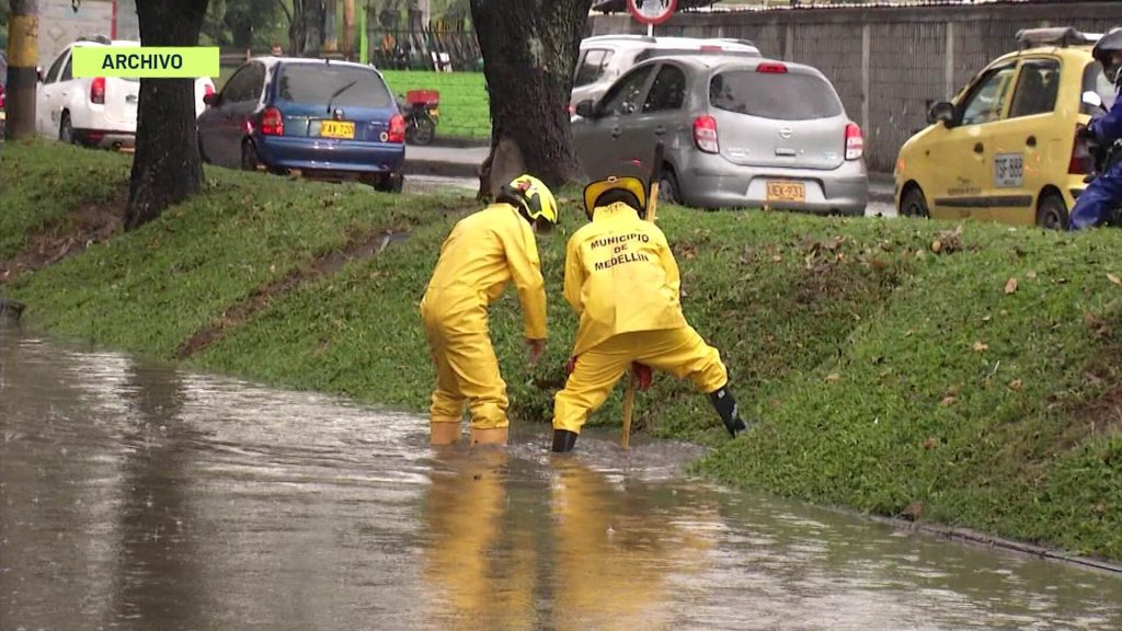 Intensifican limpieza de soterrados para evitar inundaciones en Medellín