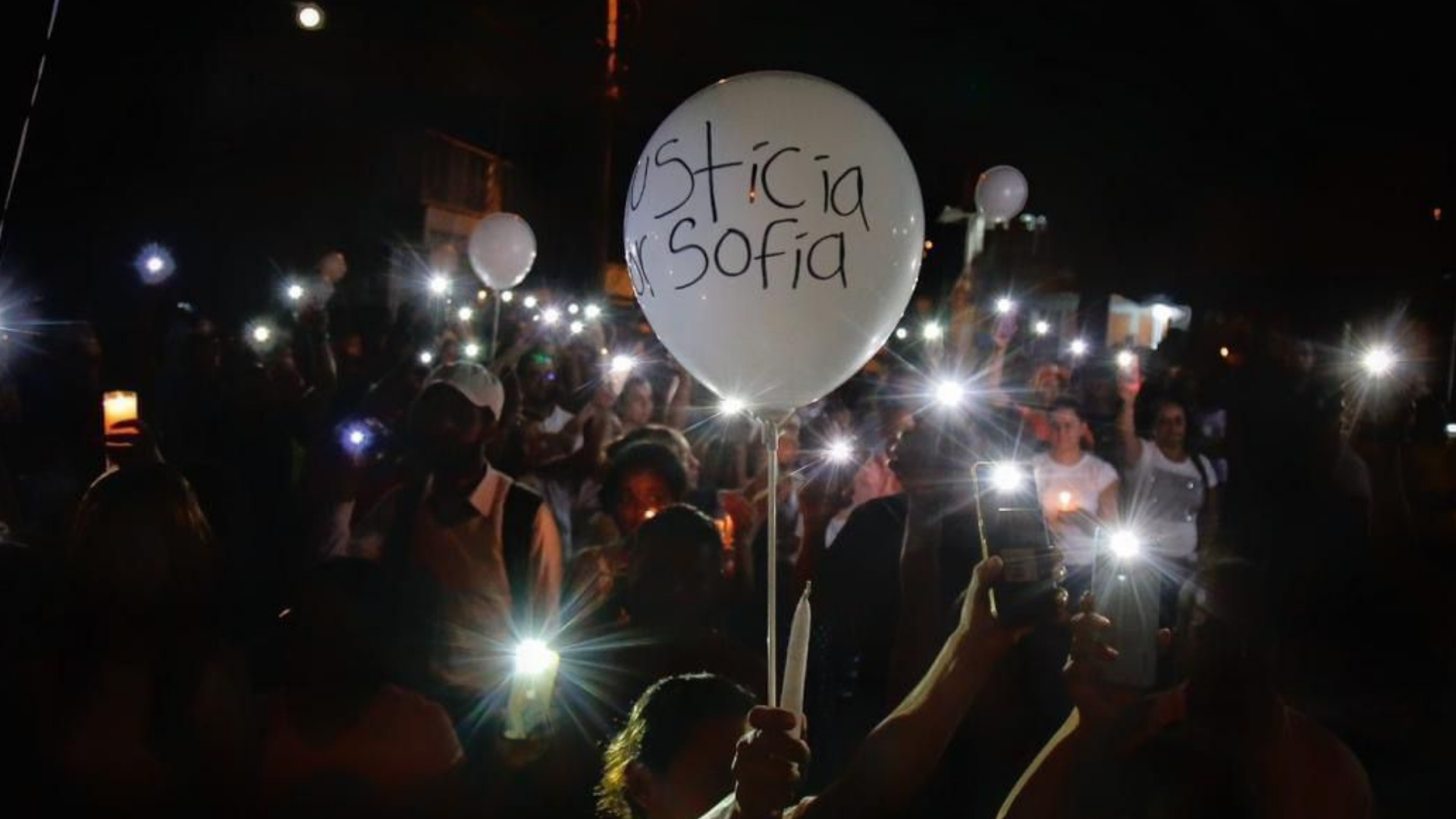 Triste noche en Villagorgona; entre lágrimas, velas y globos recordaron a Sofía Delgado