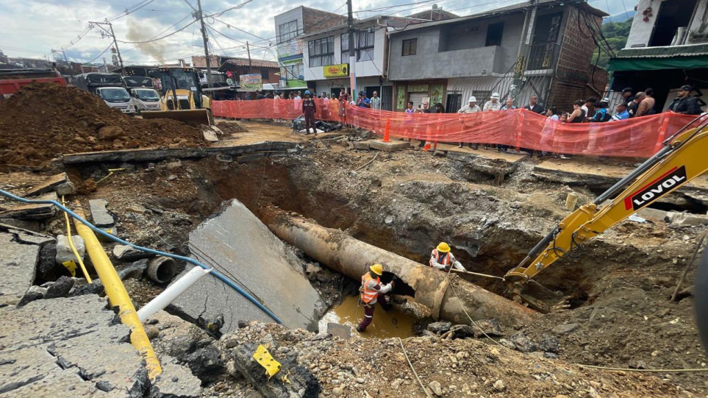 What caused the damage to the mother pipe that flooded Santa Cruz? There are 700 victims and 38 thousand users without water