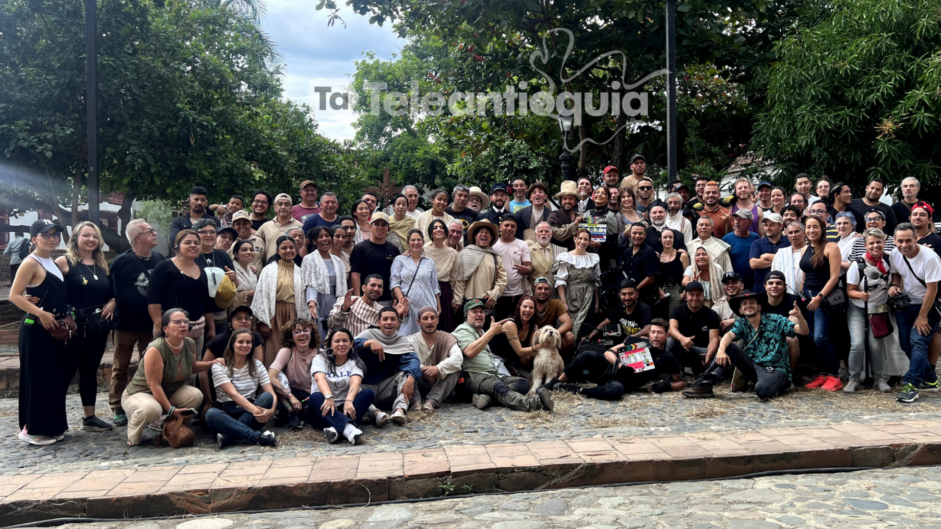 Equipo de producción, actores y extras que estuvieron grabando en Santa Fe de Antioquia. Foto: Teleantioquia