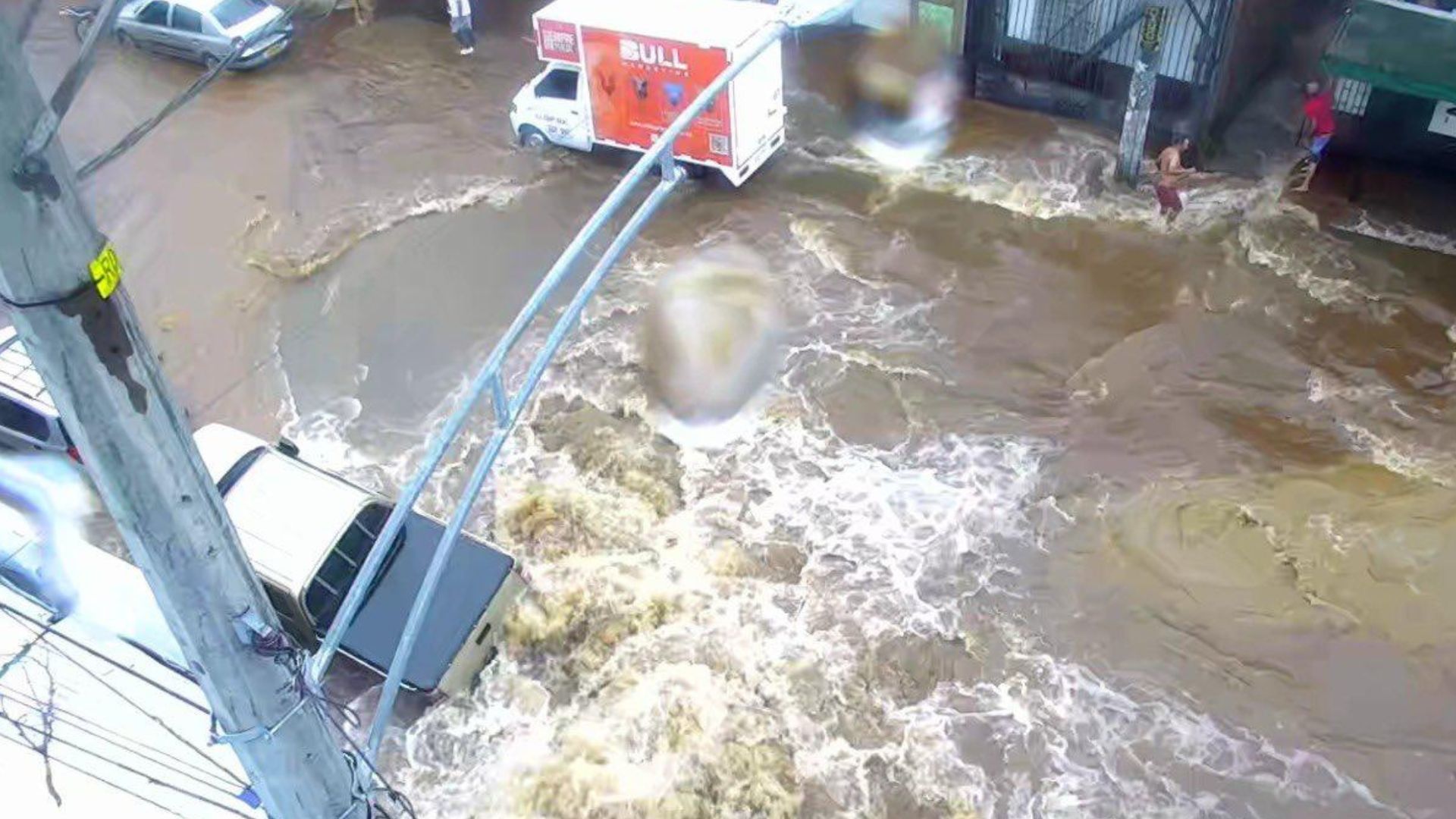 VIDEO: Tubo roto en Santa Cruz, Medellín provoca inundaciones y afectaciones en el sector