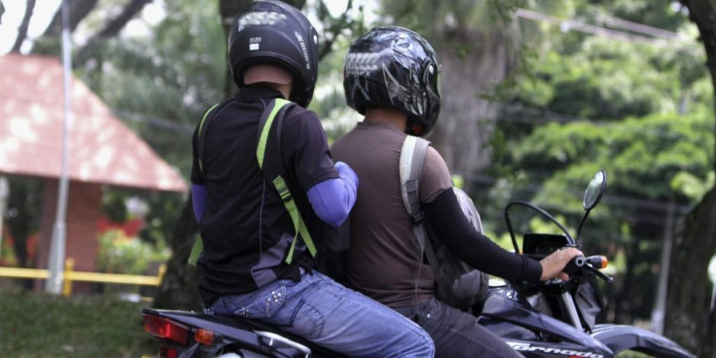 Moto circulando por una calle de Colombia.