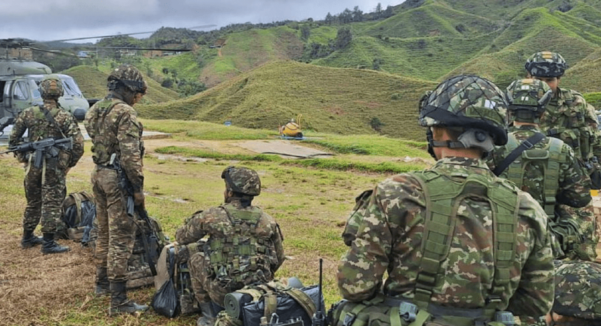 ¡Atención! Mientras descendían, cuatro militares cayeron de un helicóptero y murieron