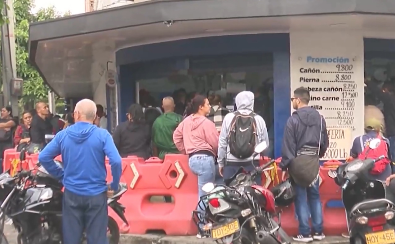 Los paisas madrugaron a comprar para tener chicharrón en la fiesta de Navidad