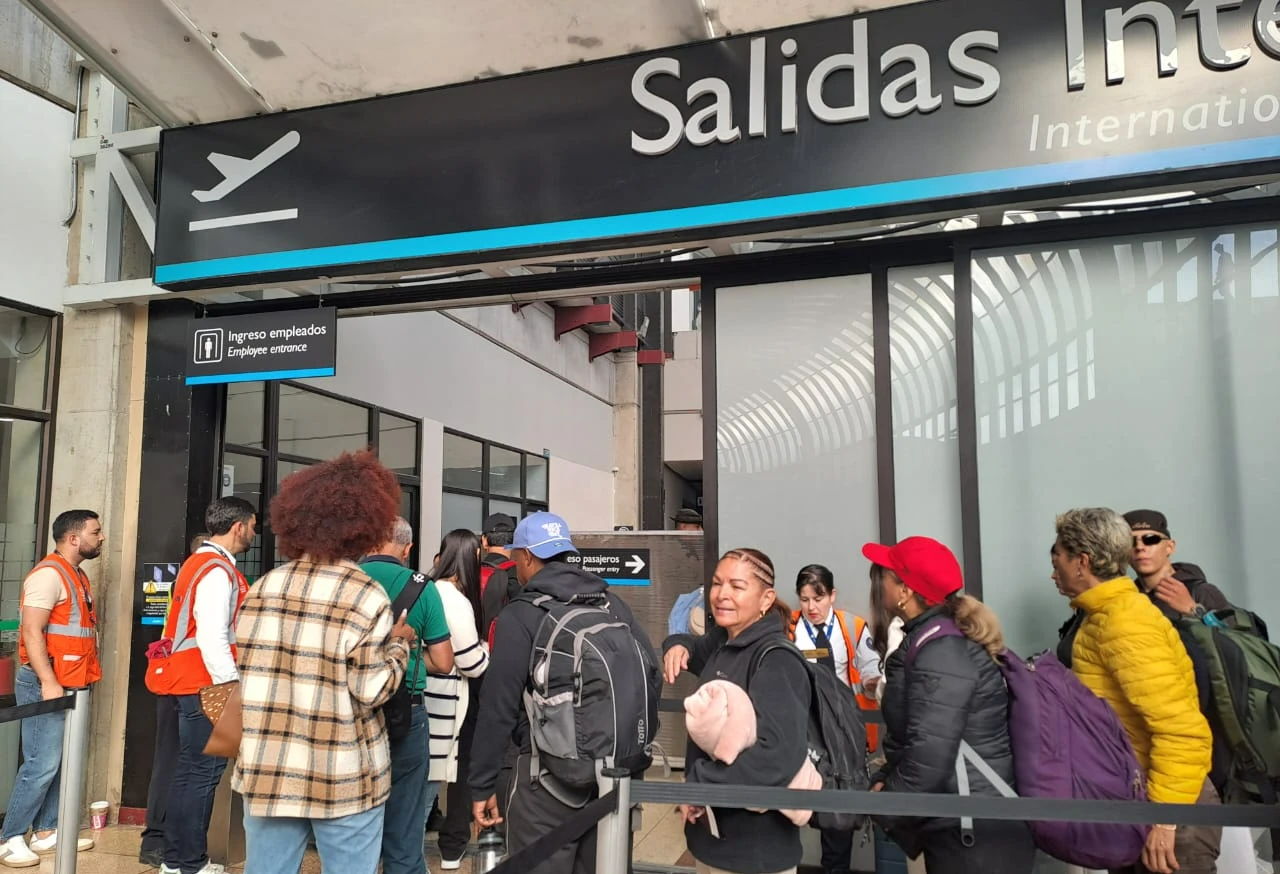 Filas de viajeros en el aeropuerto José María Córdoba, de Rionegro.