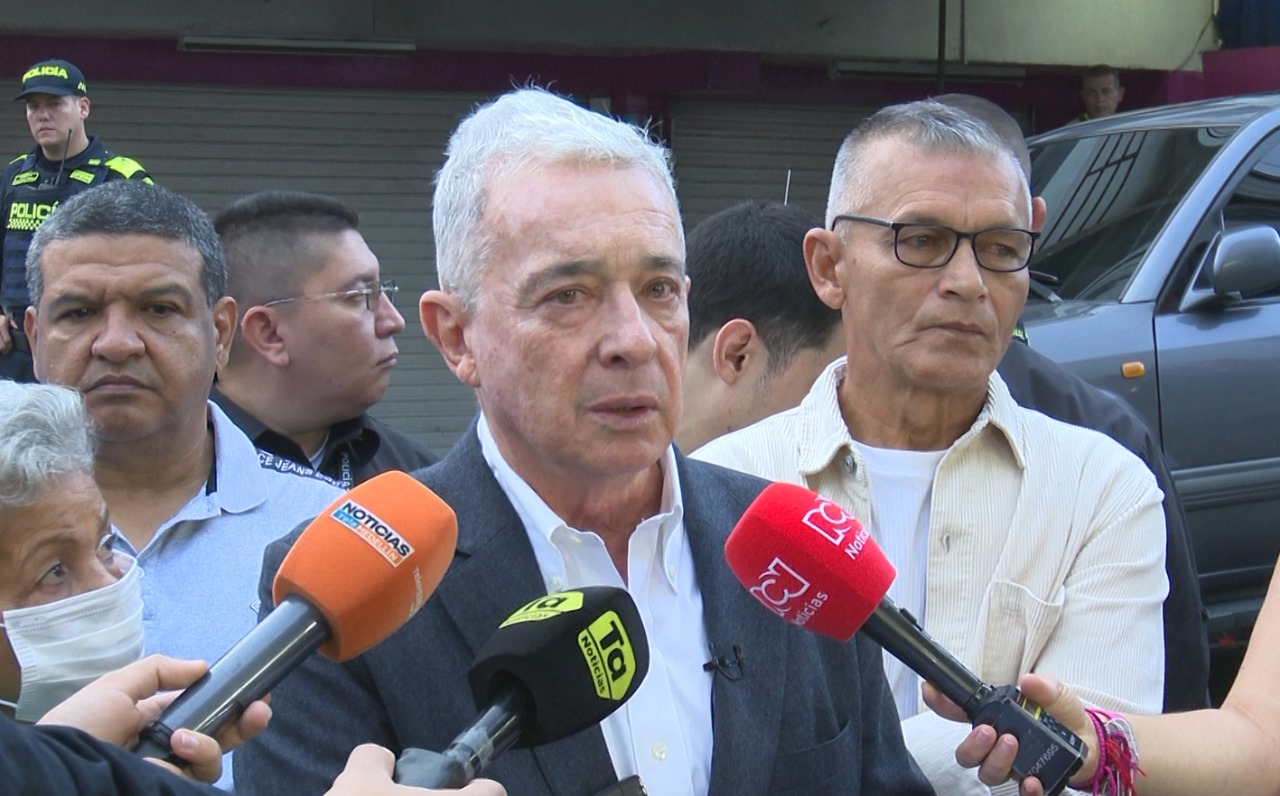 Álvaro Uribe durante las declaraciones por le hallazgo de estructuras óseas en La Escombrera.