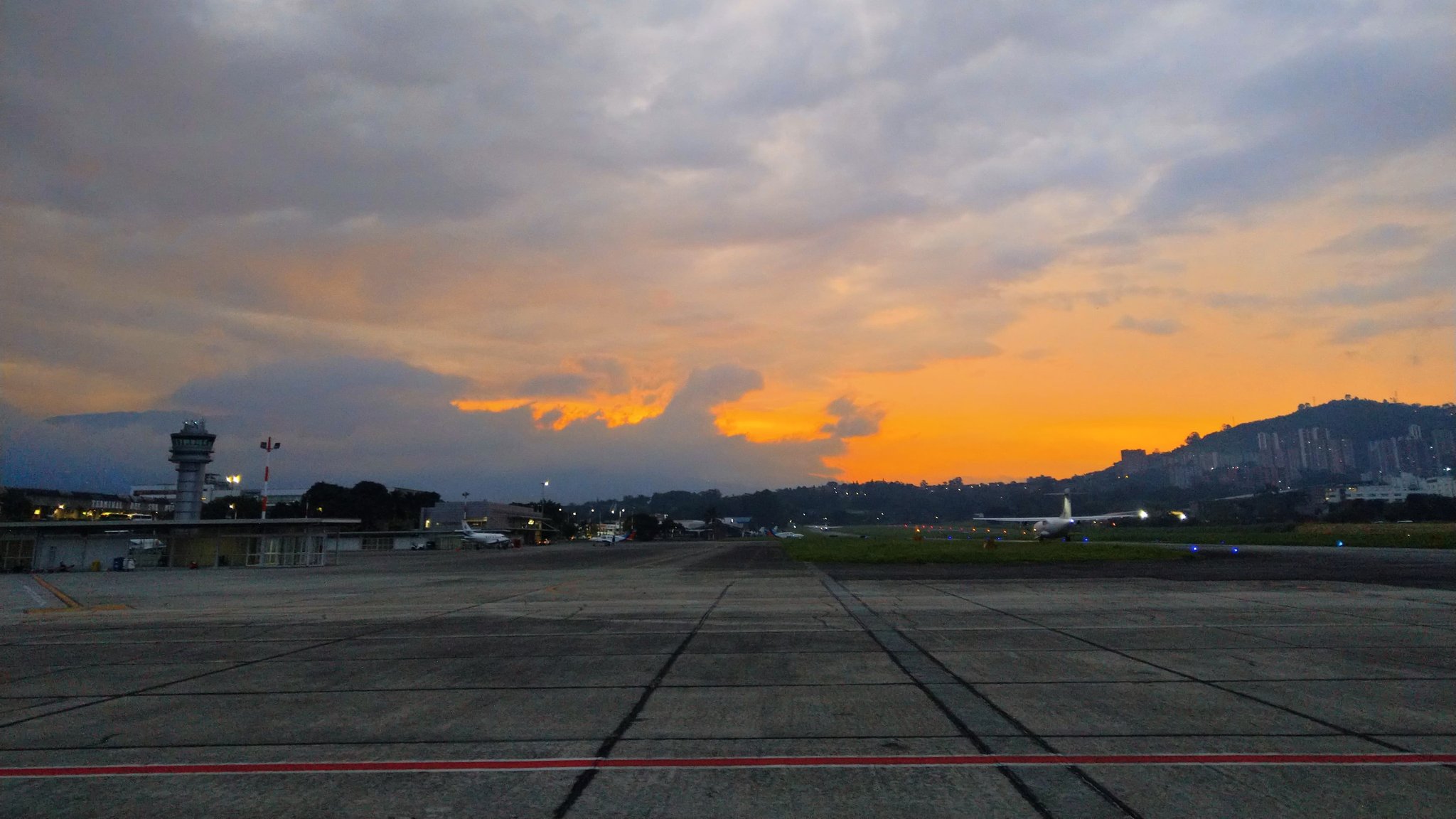 Imagen de pista del aeropuerto Olaya Herrera. Foto: @AeropuertoEOH