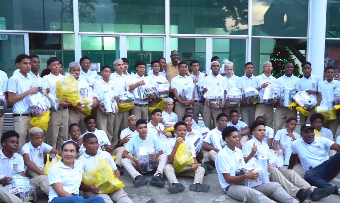 Jóvenes beneficiados con la entrega de kits de barbería.