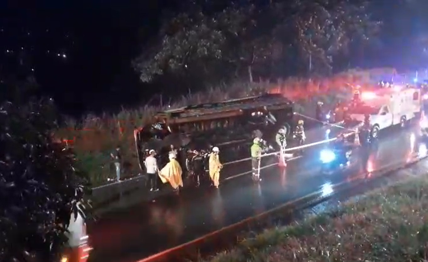 Imagen del accidente de chiva rumbera en el que murieron 2 personas